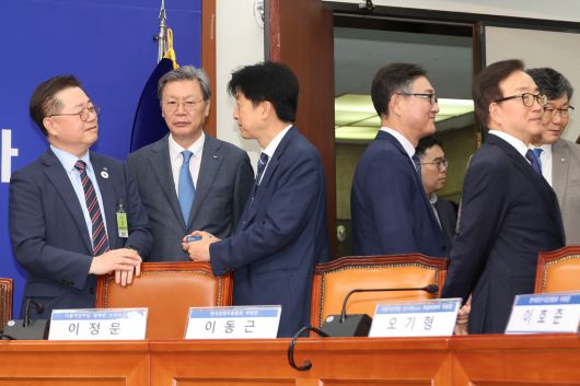 지난 30일 서울 여의도 국회에서 열린 더불어민주당과 경제6단체의 상법 개정안 간담회에서 오기형 코스피5000특위 위원장(왼쪽 세번째)이 박일준 대한상의 부회장(맨 왼쪽), 김창범 한국경제인협회 상근부회장(왼쪽 두번째) 등 참석자들과 대화하고 있다. 연합뉴스