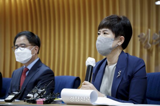 공군 성폭력 피해자 고(故) 이예람 중사 사망 사건을 100일간 수사한 안미영 특별검사 등 관계자들이 2022년 9월 13일 서울 서초구 서울지방변호사회관에서 수사 결과를 발표하고 있다. 문재원 기자