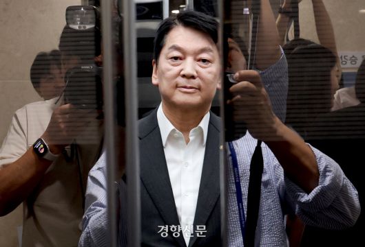 안철수 국민의힘 의원이 7일 국회 소통관에서 혁신위원장직을 거부하고 당대표 출마를 선언한 후 자리를 떠나고 있다. 박민규 선임기자