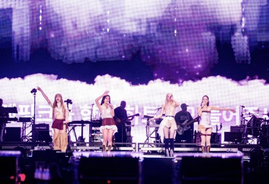 걸그룹 블랙핑크가 지난 5일 경기 고양종합운동장에서 월드투어 <데드라인>을 열고 공연하고 있다.  YG엔터테인먼트 제공