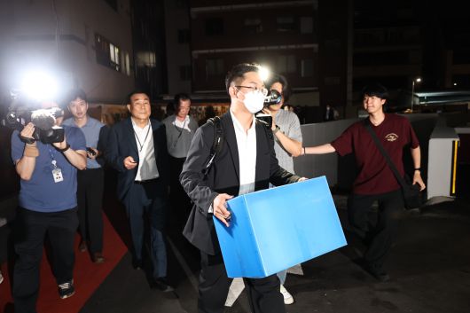 윤석열 전 대통령 배우자 김건희 여사를 둘러싼 각종 의혹을 수사하는 민중기 특별검사팀이 지난 3일 서울 종로구 삼부토건이 입주한 빌딩에서 압수수색을 마친 뒤 압수품을 들고 이동하고 있다. 연합뉴스