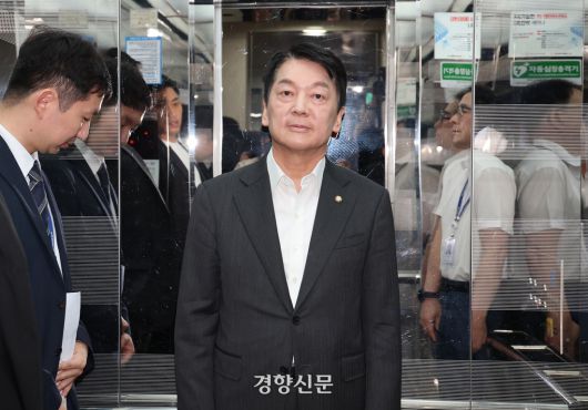 안철수 국민의힘 의원이 7일 국회 소통관에서 혁신위원장직을 거부하고 당대표 출마를 선언한 후 자리를 떠나고 있다. 박민규 선임기자