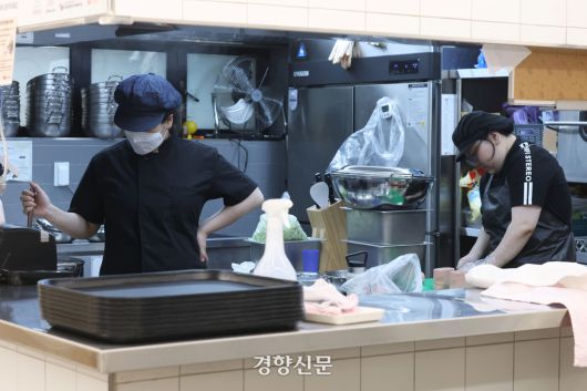 혜화점 주방에서 직원들이 김치찌개를 만들고 있다. 찌개는 주로 점장님이 담당해서 만들지만 직원들이 주방에 적힌 안내문을 따라 조리할 때도 있다.