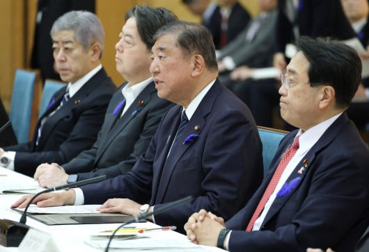 심각 이시바 시게루 일본 총리(왼쪽에서 세번째)가 8일 도쿄 총리 관저에서 열린 총괄대책본부 회의에서 발언하고 있다. 로이터연합뉴스