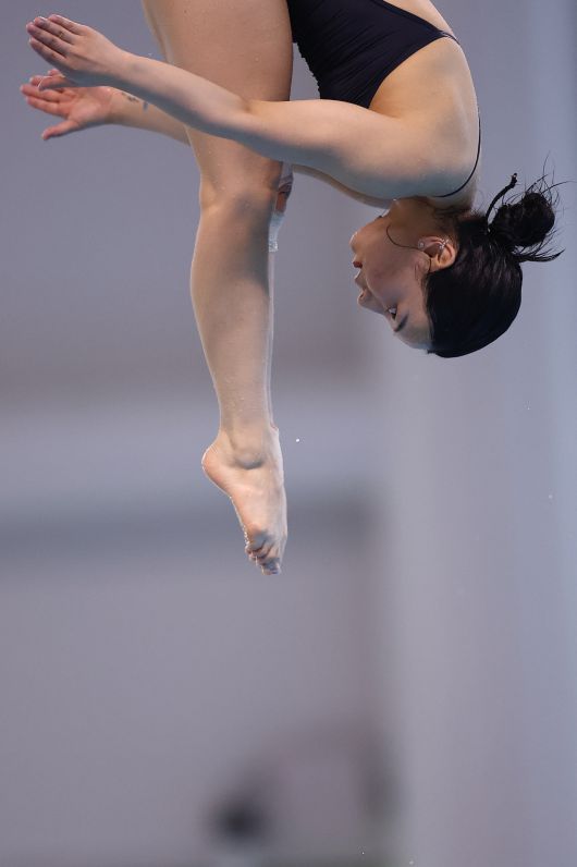 숨참고 훈련 다이브 다이빙 국가대표 김수지가 이달 말 싱가포르에서 개막하는 2025 세계수영선수권에 대비해 8일 진천선수촌에서 훈련을 하고 있다. 진천 | 연합뉴스