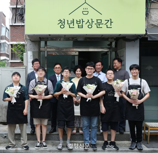 청년밥상문간 낙성대 슬로우잠 개점식을 마친 후 직원들이 기념사진을 찍고 있다. 낙성대점 슬로우점 전환은 청년밥상문간사회적협동조합, 동대문종합사회복지관, 국민건강보험공단 서울강원지역본부가 함께 진행했다.