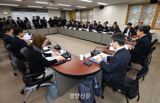 지난 10일 대전의 한 초등학교에서 1학년 학생이 교사가 찌른 흉기에 피살된 사건과 관련해 12일 정부서울청사에서 부총리-시·도 교육감 간담회가 열리고 있다. 20250212문재원 기자