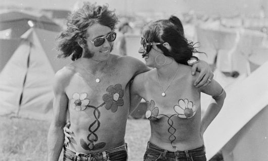 1970년 아일 오브 와이트 팝 페스티벌 기간동안 히피들이 맨 가슴을 드러내고 있다. 게티이미지