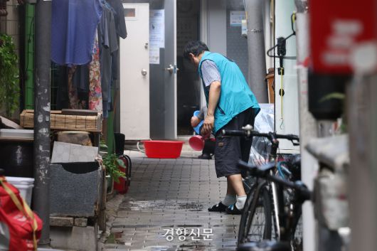 한 시민이 물로 지열을 식히고 있다.