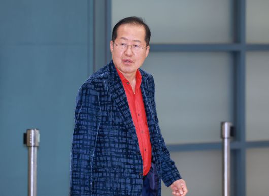 홍준표 전 대구시장이 지난달 17일 인천국제공항 제1여객터미널을 통해 귀국하고 있다. 연합뉴스