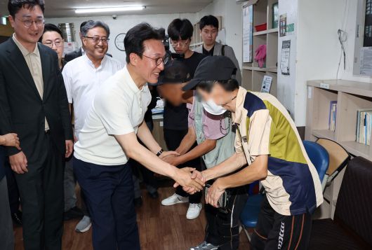 김민석 국무총리가 9일 대전시 동구 쪽방 상담소를 방문, 휴게시설을 이용 중인 쪽방촌 사람들을 만나 인사를 나누고 있다. 연합뉴스