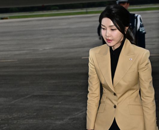 김건희 여사가 2024년 9월22일 2박4일 간의 체코 순방을 마치고 성남 서울공항으로 입국하고 있다. 대통령실사진기자단