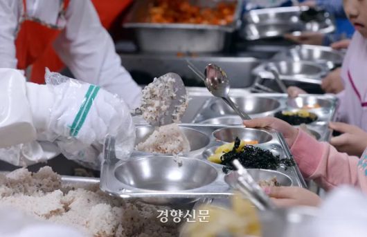 한 초등학교 급식실 모습. 서성일 기자
