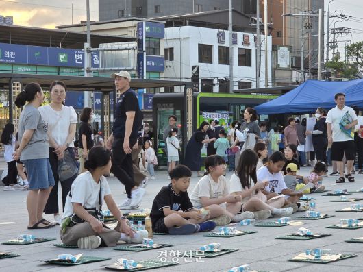 경북 영주시 영주역 광장에서 지난달 26일 시민과 아이들이 납 폐기물 재활용 공장 설립을 반대하는 집회에 참여하고 있다. 김현수 기자
