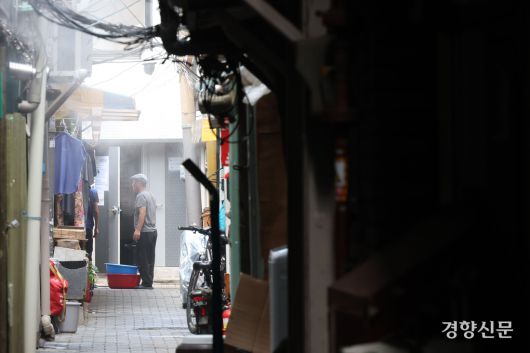 기록적인 폭염이 이어지고 있는 9일 서울 종로구 쪽방촌에 쿨링포그가 가동되고 있다. 한수빈 기자