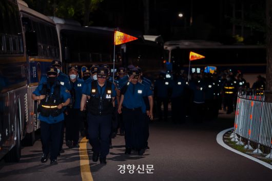 윤석열 전 대통령이 4개월 만에 재구속된 10일 경기도 의왕시 서울구치소 정문 앞으로 경찰이 투입되고 있다.  2025.7.10 이준헌 기자