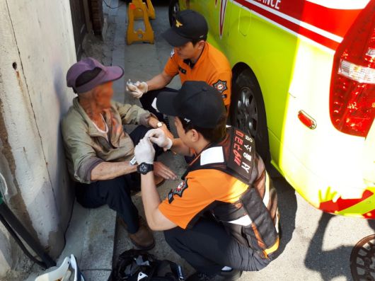 서울 마포소방서 119구급대원이 온열질환이 의심되는 노인 환자에게 응급처치를 하고 있다. 서울시 소방재난본부 제공