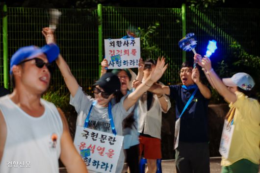 윤 옥에 인! 10일 새벽 윤석열 전 대통령에 대한 구속영장 발부 소식을 접한 시민들이 경기 의왕시 서울구치소 앞에서 환호하고 있다. 이준헌 기자