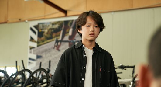 영화 <여름이 지나가면> 속 기준(이재준)은 영준(최우록)의 형인 영문(최현진)을 내심 동경하게 된다. 이따금 폭력을 휘두르는 영문은 동네에서 알아주는 문제아다. 엣나인필름 제공