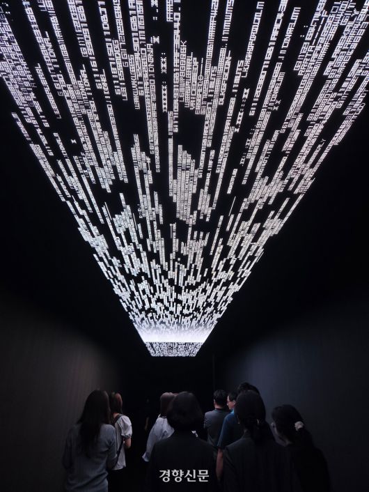 광주 동구 아시아문화전당(ACC)에서 전시 중인 료지 이케다의 ‘data.flux [n˚2]’. 광주 | 윤승민 기자