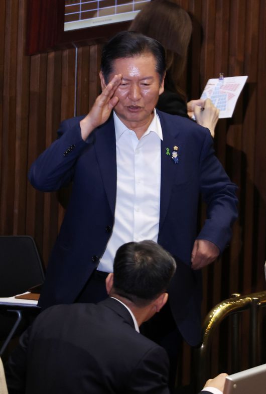 경례 인사 정청래 더불어민주당 의원이 10일 국회 본회의장에서 정성호 의원과 인사하고 있다. 연합뉴스