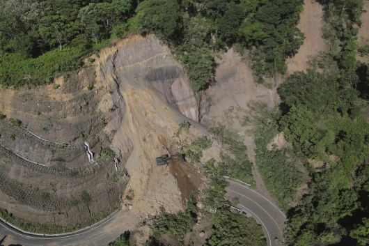 9일(현지시간) 규모 5.7 지진 여파로 과테말라 팔린에서 산사태가 발생해 도로가 흙에 파묻혀있다. AP연합뉴스
