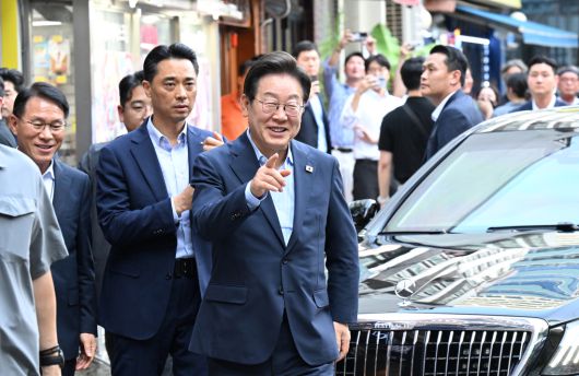 이재명 대통령이 11일 저녁 외식 행사를 하기 위해 서울 종로구의 한 식당으로 걸어서 이동하고 있다. 대통령실사진기자단