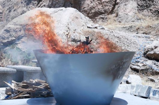 11일(현지시간) 이라크 북부 쿠르드자치지역 술라이마니야에서 열린 의식에서 무기가 불태워지고 있다. AFP연합뉴스