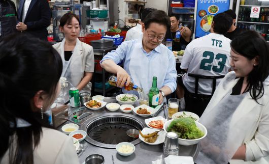 이재명 대통령이 11일 저녁 서울 종로구의 한 식당에서 직원들과 외식 행사를 하고 있다. 대통령실사진기자단