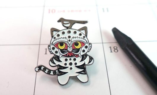 ‘호작도’를 모티브로 만든 까치호랑이 배지.