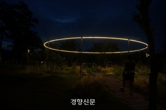 작가정원 동상작 워터루츠(Waterrooots)의 밤 풍경.