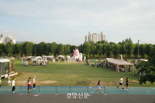 태양의 기세가 잦아들면 보라매공원으로 시민들이 하나 둘 모여서 트랙을 채운다.