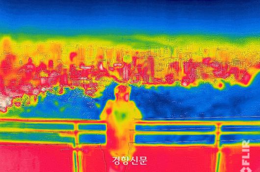 절기상 ‘소서’ 이자 서울 전 자치구에 올 여름 첫 폭염경보가 발효된 7일 서울 중구 남산에서 열화상 카메라로 바라본 도심이다.  열화상카메라는 높은 온도를 붉은 색으로, 낮은 온도를 푸른색으로 표시한다. 성동훈 기자