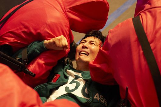 <오징어 게임> 시즌3에서 성기훈(이정재)이 핑크가드들에게 연행된 채 울부짖고 있다. 넷플릭스 제공