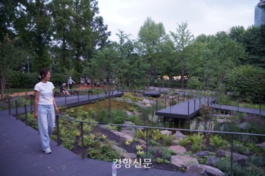 해 질 녘 서귀포시 정원을 돌아보는 이가영 부감독.