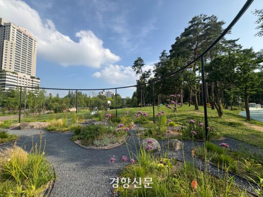 작가정원 동상작 워터루츠(Waterrooots)의 낮