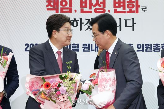 송언석 국민의힘 원내대표가 지난 6월 16일 국회에서 열린 원내대표 선출 의원총회에서 권성동 전 원내대표와 인사를 나누고 있다. 박민규 선임기자