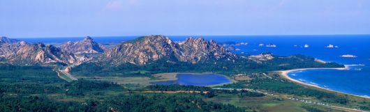 동해안의 최북단인 고성 금강산전망대에서 바라본 북한의 금강산 구선봉과 감호 전경. │고성군 제공