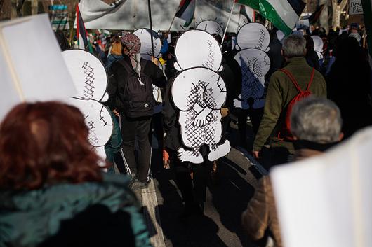 팔레스타인의 만화 캐릭터 ‘한달라’. 어린아이가 뒷짐을 지고 있는 모습으로 팔레스타인인들의 고난과 투쟁을 상징한다. Gettyimages/이매진스