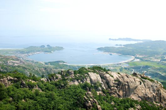 금강산 장전만의 전경. 금강산관광 유람선이 입항했던 장전항이 보인다.   경향신문 자료사진