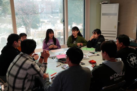 내일마을 협동조합 지역살이 프로그램에 참여한 청년 등이 얘기를 나누고 있다. 내일마을 협동조합 제공