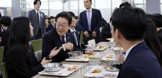 이재명 대통령이 14일 충북 진천군 국가공무원인재개발원 진천캠퍼스에서  5급 공채 합격자 대상 특강을 마친 뒤 신임 사무관들과 구내식당에서 오찬을 하고 있다. 대통령실사진기자단