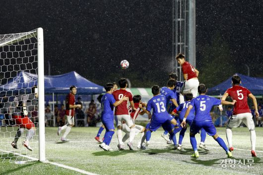 울 보인고 변정우가 13일 충북 봉양건강축구캠프에서 열린 58회 대통령금배 전국고교축구대회 서울 상문고와의 경기에서 득점하고 있다. 제천ㅣ문재원 기자