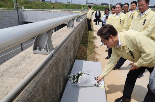 이재명 대통령이 14일 2023년 7월15일 내린 폭우로 침수돼 14명이 사망한 충북 청주시 오송읍 궁평2지하차도 사고현장을 방문해 헌화하고 있다. 대통령실사진기자단