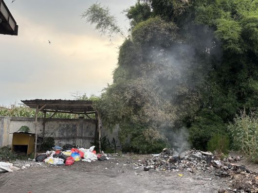인도네시아 그레식 지역 위링기나넘 선별장 구석에서 쓰레기를 태운 연기가 솟아오르고 있다. 오경민 기자