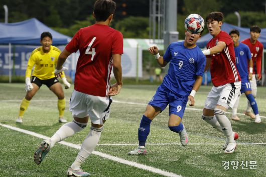 서울 상문고 서성훈이 13일 충북 봉양건강축구캠프에서 열린 58회 대통령금배 전국고교축구대회 서울 보인고와의 경기에서 볼경합을 하고 있다. 제천ㅣ문재원 기자
