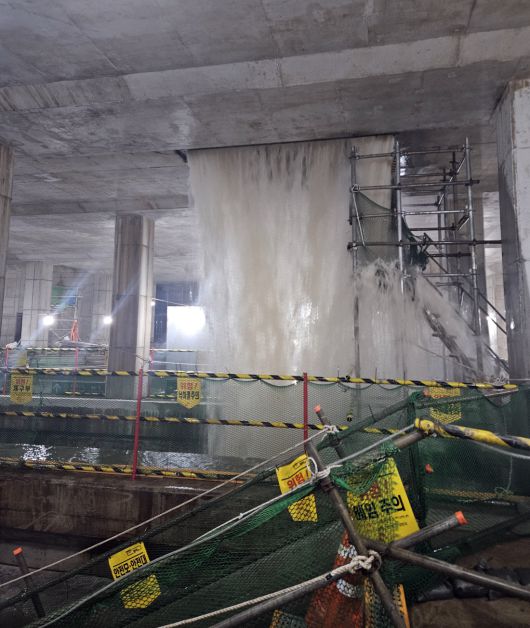 폭포수처럼 쏟아지는 빗물 많은 비가 내린 14일 오전 부산 사상구 부산도시철도 공사 구간에 빗물이 유입되고 있다. 부산소방재난본부 제공