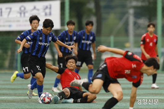 강원 미래고 곽연우가 13일 제천축구센터에서 열린 58회 대통령금배 전국고교축구대회 경기 구리고와의 경기에서 볼경합을 하고 있다.  제천ㅣ문재원 기자