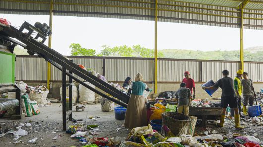 지난달 4월24일 인도네시아 그레식 지역 응기픽 선별장에서 노동자들이 쓰레기를 분류하고 있다. 남성들이 쓰레기를 옮겨오면 주로 여성들이 손으로 쓰레기를 만지며 일했다. 유혜민 감독 제공