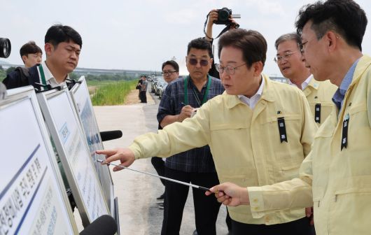 이재명 대통령이 14일 2023년 7월15일 내린 폭우로 침수돼 14명이 사망한 충북 청주시 오송읍 궁평2지하차도에서 미호강 신규제방 현황 브리핑을 받고 있다. 대통령실사진기자단